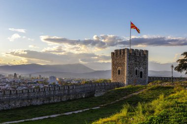Üsküp Kalesi, Üsküp, Kuzey Makedonya 'nın Kuzey Makedonya bayrağına sahip kuleye bakın.