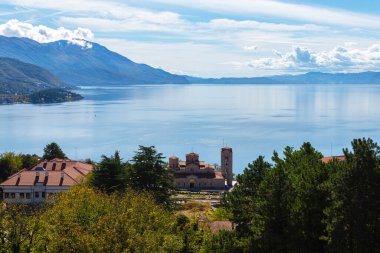 Makedonya 'nın kuzeyindeki Ohri kasabasındaki Ohri Gölü Samuel' in Kalesi manzaralı