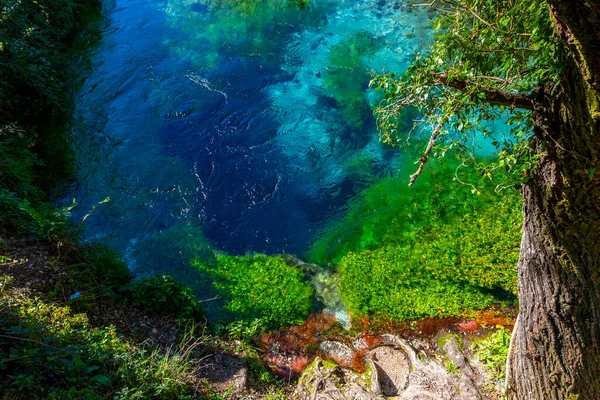 ブルーアイ湖の自然記念碑 水の春と自然現象 クリスタルクリアブルーの水は 50メートル以上の深さから泡 アルバニア ヴローラ郡 サランダ近く — ストック写真