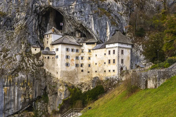 スロベニアのプレダーマにある岩の多い山の中に建てられたルネサンスの城 有名な観光地 — ストック写真