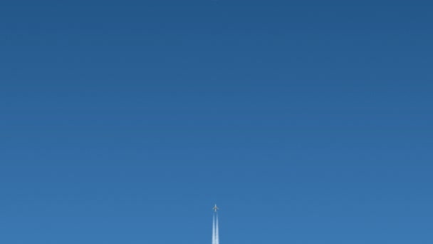 Açık mavi gökyüzünde uçak izleri, 4K CGI animasyonu — Stok video