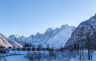 İtalya 'nın Udine ilinin Tarvisio ilçesinde kışın kayak merkezleri olan Julian Alpleri ile dolu bir dağ