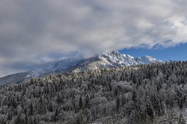 İtalya 'nın Udine ilinin Tarvisio ilçesinde kışın kayak merkezleri olan Julian Alpleri ile dolu bir dağ