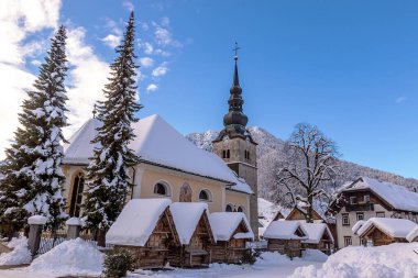 Slovenya, Kranjska Gora 'da COVID-19 nedeniyle boş kayak merkezleri ve yamaçları olan boş Alp Köyü - Slovenya
