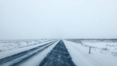İzlanda 'da kış gezintisi, İzlanda' da yolu olan kar manzarası, kar.,