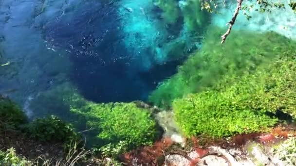 Olho azul, nascente natural com águas cristalinas localizada perto de Saranda, Albânia — Vídeo de Stock