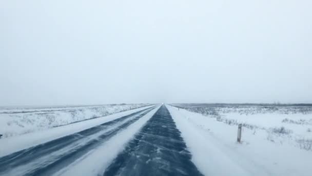 Winter fahren in Island, Schneelandschaft mit Straße in Island Winter, Schnee, — Stockvideo