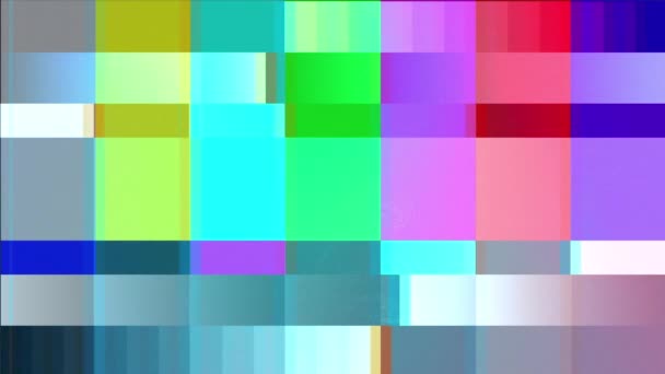 Поганий сигнал старого телевізора, з шумовим глюком випадкового переплетення кольорів та іншими ефектами — стокове відео