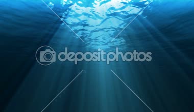 Güneş suyun altında ışınlar