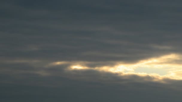 Hermoso atardecer con nubes — Vídeos de Stock