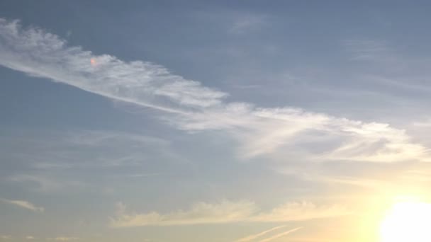 Gyönyörű naplemente felhőkkel — Stock videók