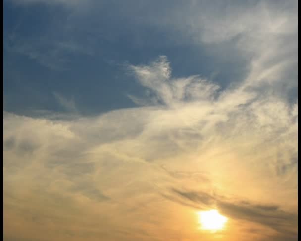 Hermoso atardecer con nubes — Vídeos de Stock