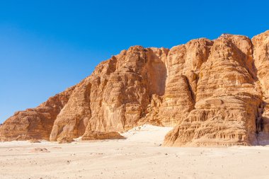 Mavi gökyüzü ve dağlar Sina Çölü'nde