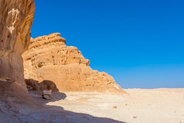 Mavi gökyüzü ve dağlar Sina Çölü'nde