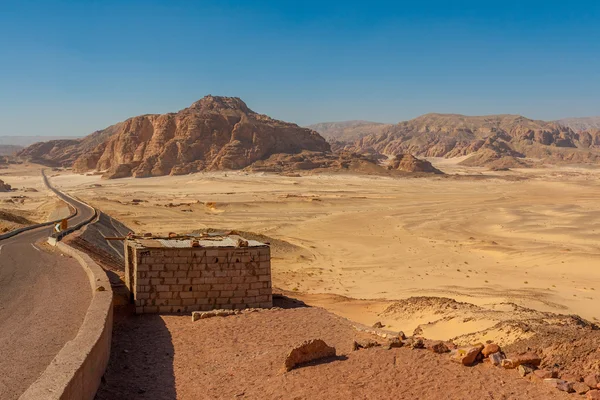 Carretera y montañas en el desierto del Sinaí — Foto de Stock