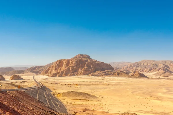 Strada e Montagne nel deserto del Sinai — Foto Stock