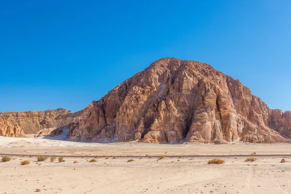 Синє небо та горами Синай пустелі — стокове фото