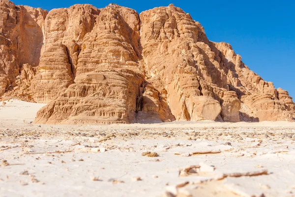 Ciel bleu et montagnes dans le désert du Sinaï — Photo