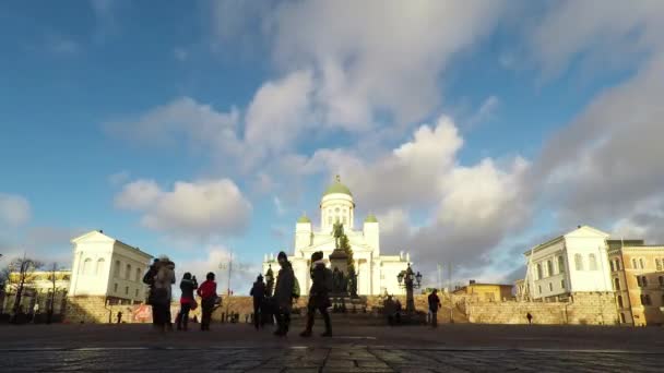 HELSINKI, FINLAND - DECEMBER 25, 2015: People enjoy a sunny day in the Senate Square in Helsinki on Merry Christmas, Finland. — Stock Video