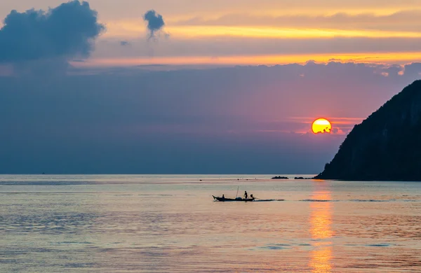 Sonnenuntergang und Boot mit Fischer auf der Insel — Stockfoto