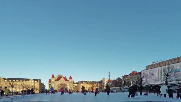 HELSINKI, FINLAND - DECEMBER 25, 2015: People skate on the square in the open air in Helsinki on Merry Christmas, Finland. Time-lapse. — Stock Video