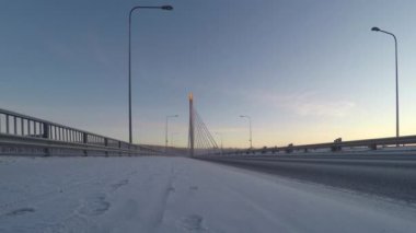 canlı İskandinav kış sahne: Kemijoki Nehri üzerinde köprü hızlandırılmış