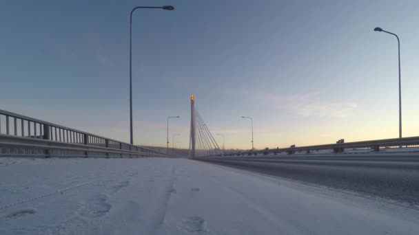 Lebendige skandinavische Winterszene: Brücke über den Kemijoki-Fluss, Zeitraffer — Stockvideo