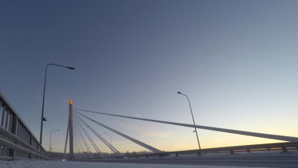 Levendige Scandinavische winters tafereel: brug over de Kemijoki rivier, Time-lapse — Stockvideo