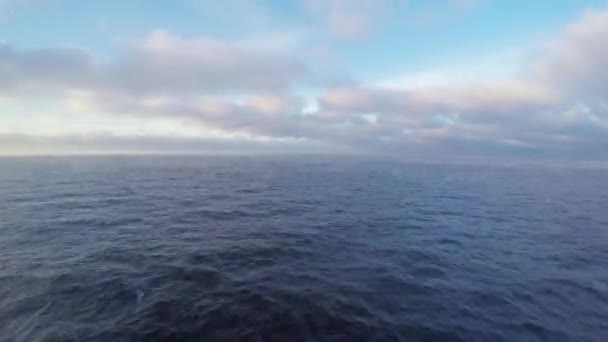 Beautiful scene: blue sunny sky with cumulus clouds, steam over the sea, the view from the boat — Stock Video
