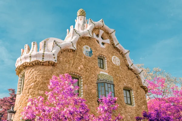 Casa de cuento de hadas en Park Güell, Barcelona, España . — Foto de Stock