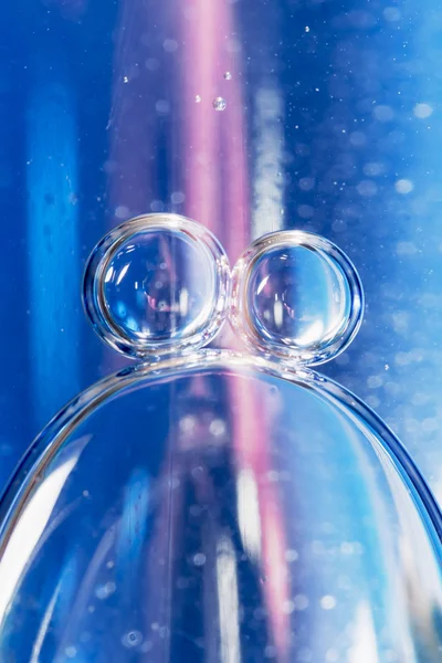 Bolle blu in acqua limpida . — Foto Stock
