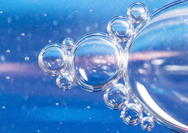 Bolle blu in acqua limpida . — Foto Stock