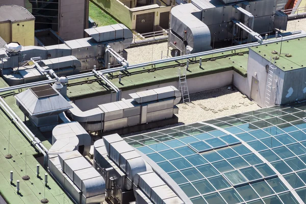 Çatı modern binanın arka görünüm.