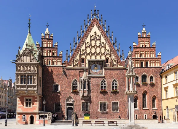 Visites de Pologne. Vieille ville de Wroclaw avec hôtel de ville gothique . — Photo