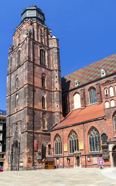 Lugares de interés de Polonia Wroclaw casco antiguo con la iglesia de Santa Isabel  . —  Fotos de Stock