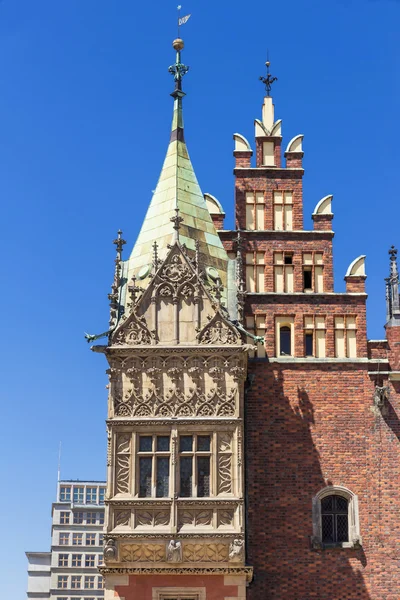 Visites de Pologne. Vieille ville de Wroclaw avec hôtel de ville gothique . — Photo