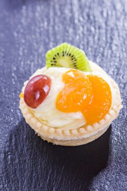 puding ve meyve ile Mini tart 