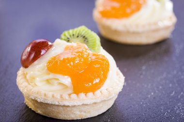 puding ve meyve ile Mini tart 