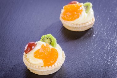 puding ve meyve ile Mini tart 
