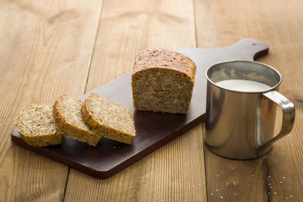Egy vekni kenyér és a tej — Stock Fotó