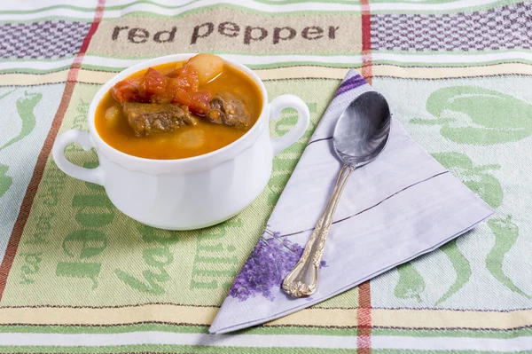 Goulash soep op tafel — Stockfoto