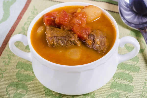 Gulaschsuppe auf dem Tisch — Stockfoto