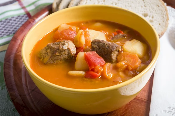 Zuppa di gulasch sul tavolo — Foto Stock