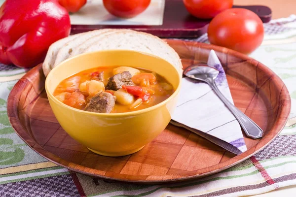 Sopa de goulash en la mesa — Foto de Stock