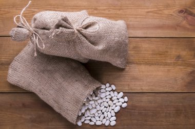 mutfak masasının üzerinde dağınık fasulye