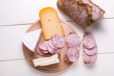 peynir ve sosis ekmek