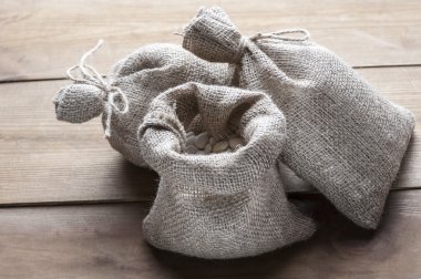 mutfak masasının üzerinde dağınık fasulye