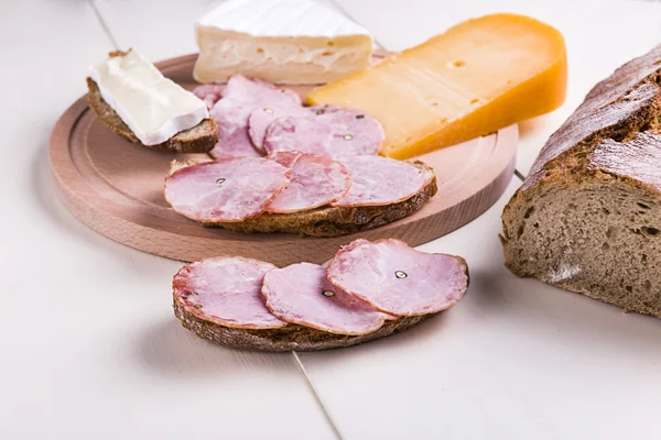 Brot mit Käse und Wurst — Stockfoto