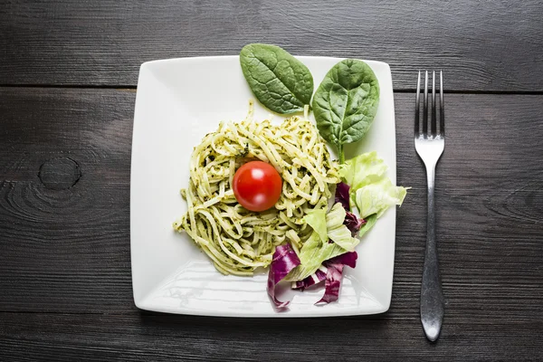 Pasta with spinach and lettuce leaves — Stock Photo, Image