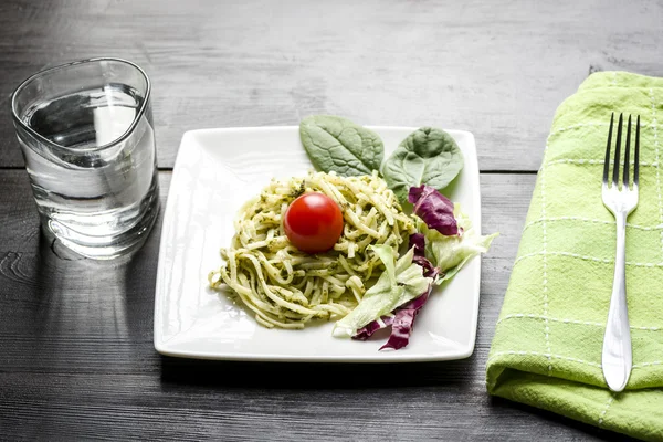 Nudeln mit Spinat und Salatblättern — Stockfoto